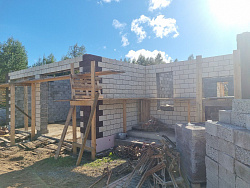 Дом из керамзитобетонных блоков 450 м² с облицовкой - детальное фото