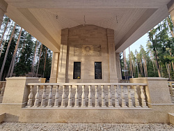 Коттедж из кирпича ЛСР. Отделка фасада камнем травертин. - СтройЛюкс