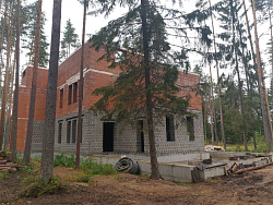 Коттедж из кирпича ЛСР. Отделка фасада камнем травертин. - СтройЛюкс