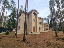 Коттедж из кирпича ЛСР. Отделка фасада камнем травертин. - СтройЛюкс