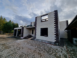 Дом из керамзитобетонных блоков 450 м² с облицовкой - детальное фото