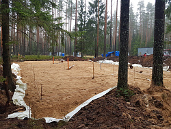 Коттедж из кирпича ЛСР. Отделка фасада камнем травертин. - СтройЛюкс