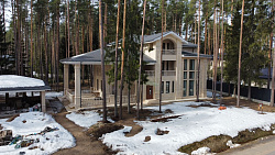 Коттедж из кирпича ЛСР. Отделка фасада камнем травертин. - СтройЛюкс