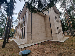 Коттедж из кирпича ЛСР. Отделка фасада камнем травертин. - СтройЛюкс