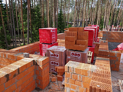 Коттедж из кирпича ЛСР. Отделка фасада камнем травертин. - СтройЛюкс