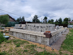 Дом из керамзитобетонных блоков 450 м² с облицовкой - детальное фото