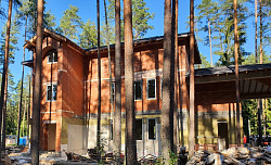 Коттедж из кирпича ЛСР. Отделка фасада камнем травертин. - СтройЛюкс