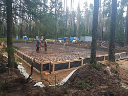 Коттедж из кирпича ЛСР. Отделка фасада камнем травертин. - СтройЛюкс