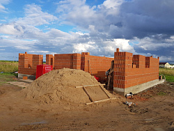 Коттедж  ИЗ ПОРИЗОВАННОГО КИРПИЧА. Фундаментная плита с ребрами вверх. - СтройЛюкс