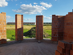 Коттедж  ИЗ ПОРИЗОВАННОГО КИРПИЧА. Фундаментная плита с ребрами вверх. - СтройЛюкс