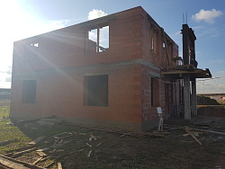 Коттедж  ИЗ ПОРИЗОВАННОГО КИРПИЧА. Фундаментная плита с ребрами вверх. - СтройЛюкс