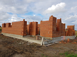 Коттедж  ИЗ ПОРИЗОВАННОГО КИРПИЧА. Фундаментная плита с ребрами вверх. - СтройЛюкс