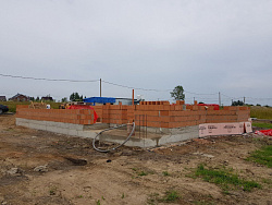 Коттедж  ИЗ ПОРИЗОВАННОГО КИРПИЧА. Фундаментная плита с ребрами вверх. - СтройЛюкс