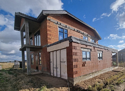 Коттедж  ИЗ ПОРИЗОВАННОГО КИРПИЧА. Фундаментная плита с ребрами вверх. - СтройЛюкс