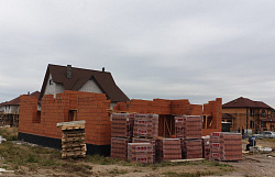 СТРОИТЕЛЬСТВО КОРОБКИ ДОМА ИЗ ПОРИЗОВАННОГО КИРПИЧА - СтройЛюкс