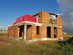 Коттедж  ИЗ ПОРИЗОВАННОГО КИРПИЧА. Фундаментная плита с ребрами вверх. - СтройЛюкс