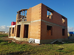 Коттедж  ИЗ ПОРИЗОВАННОГО КИРПИЧА. Фундаментная плита с ребрами вверх. - СтройЛюкс