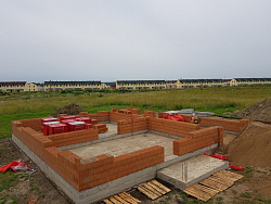 Коттедж  ИЗ ПОРИЗОВАННОГО КИРПИЧА. Фундаментная плита с ребрами вверх. - СтройЛюкс