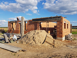 Коттедж  ИЗ ПОРИЗОВАННОГО КИРПИЧА. Фундаментная плита с ребрами вверх. - СтройЛюкс