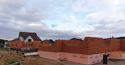 СТРОИТЕЛЬСТВО КОРОБКИ ДОМА ИЗ ПОРИЗОВАННОГО КИРПИЧА - СтройЛюкс