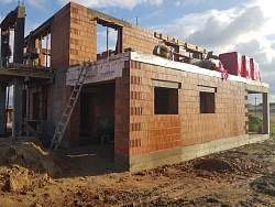 Коттедж  ИЗ ПОРИЗОВАННОГО КИРПИЧА. Фундаментная плита с ребрами вверх. - СтройЛюкс