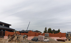 СТРОИТЕЛЬСТВО КОРОБКИ ДОМА ИЗ ПОРИЗОВАННОГО КИРПИЧА - СтройЛюкс