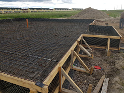 Коттедж  ИЗ ПОРИЗОВАННОГО КИРПИЧА. Фундаментная плита с ребрами вверх. - СтройЛюкс