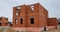 СТРОИТЕЛЬСТВО КОРОБКИ ДОМА ИЗ ПОРИЗОВАННОГО КИРПИЧА - СтройЛюкс