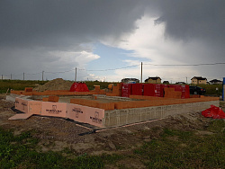 Коттедж  ИЗ ПОРИЗОВАННОГО КИРПИЧА. Фундаментная плита с ребрами вверх. - СтройЛюкс