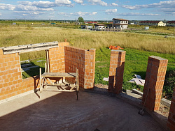 Коттедж  ИЗ ПОРИЗОВАННОГО КИРПИЧА. Фундаментная плита с ребрами вверх. - СтройЛюкс