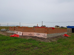 Коттедж  ИЗ ПОРИЗОВАННОГО КИРПИЧА. Фундаментная плита с ребрами вверх. - СтройЛюкс