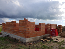 Коттедж  ИЗ ПОРИЗОВАННОГО КИРПИЧА. Фундаментная плита с ребрами вверх. - СтройЛюкс