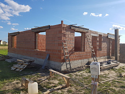 Коттедж  ИЗ ПОРИЗОВАННОГО КИРПИЧА. Фундаментная плита с ребрами вверх. - СтройЛюкс
