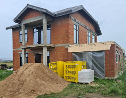 Коттедж  ИЗ ПОРИЗОВАННОГО КИРПИЧА. Фундаментная плита с ребрами вверх. - СтройЛюкс