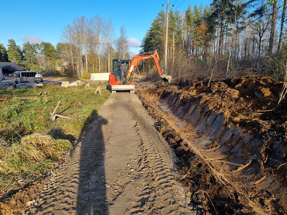 Создание дренажной системы канав на участке в Ленинградской области
