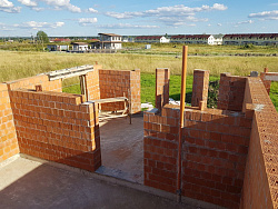 Коттедж  ИЗ ПОРИЗОВАННОГО КИРПИЧА. Фундаментная плита с ребрами вверх. - СтройЛюкс